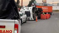 Gente se aprovecha de volcadura de tráiler Bachoco en Ecatepec