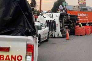 Gente se aprovecha de volcadura de tráiler Bachoco en Ecatepec