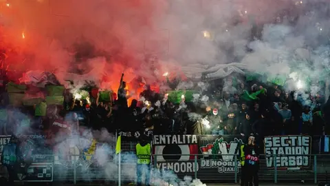 Policía francesa rechaza y arresta a aficionados del Feyenoord previo a duelo ante Lille
