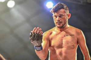 ¡Memorable! Luchador de artes marciales mixtas sin un brazo noquea a su rival