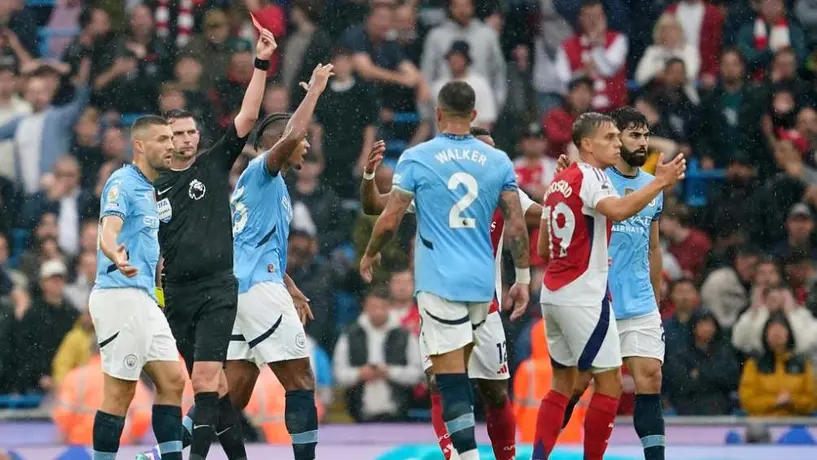 Premier League explicó el motivo de la expulsión de Leandro Trossard en el Manchester City vs Arsenal
