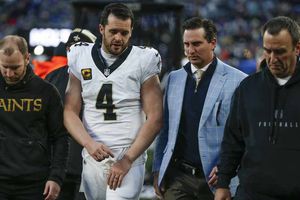 ¡Se quedan sin QB! Derek Carr sufrió una fractura en la mano en el triunfo ante los Giants
