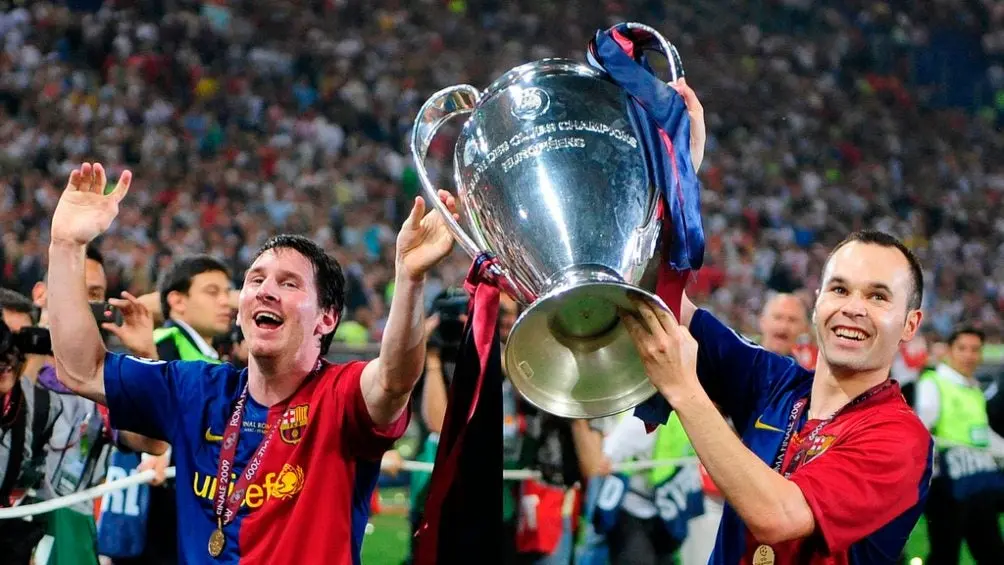 Con el retiro de Andrés Iniesta solo quedan tres jugadores en activo del sextete de Barcelona | AP