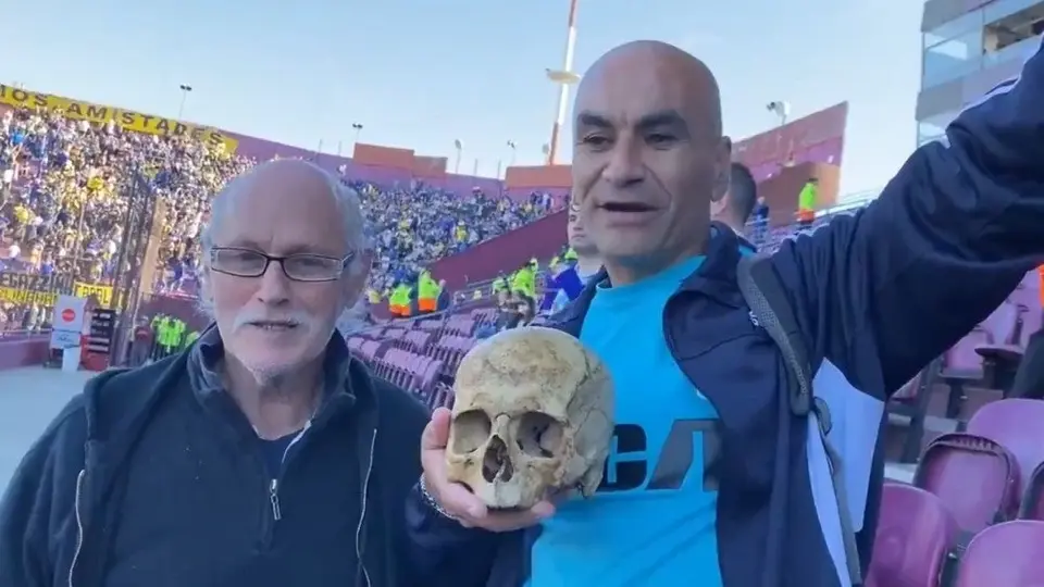 Aficionado de Racing lleva cráneo de su abuelo para la Final ante Cruzeiro