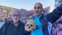 Aficionado de Racing lleva cráneo de su abuelo para la Final ante Cruzeiro