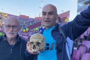 Aficionado de Racing lleva cráneo de su abuelo para la Final ante Cruzeiro