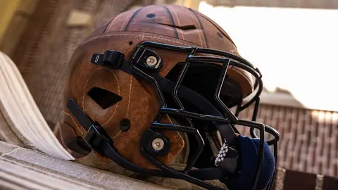 ¡Joya! Universidad de Illinois presenta espectaculares uniformes con peculiar casco retro
