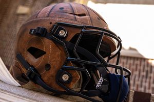 ¡Joya! Universidad de Illinois presenta espectaculares uniformes con peculiar casco retro