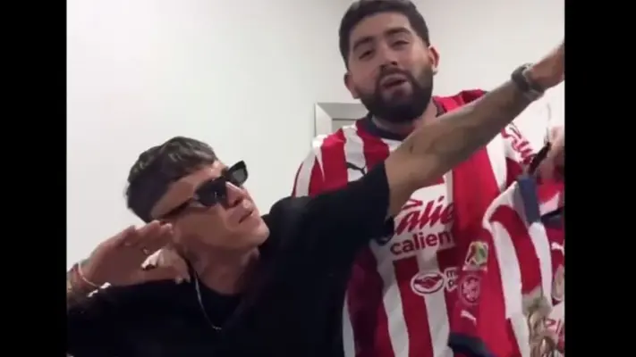 Chicote Calderón emula a Cuauhtémoc Blanco al ver camiseta de Chivas con su nombre