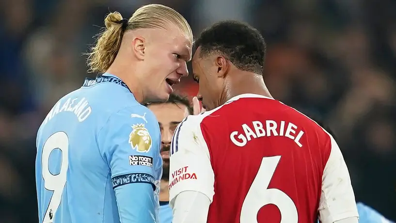 Erling Haaland 'revienta' a Gabriel con balonazo en la celebración del empate del City