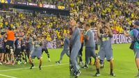 Miembro de América hace señas obscenas a la afición de Columbus
