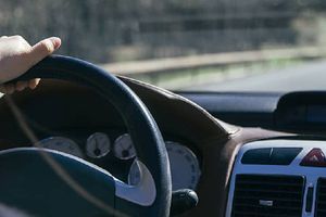 Manejar con una sola mano es motivo de multa en CDMX y esto tendrías que pagar