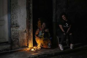 En Cuba siguen sin luz por apagón y ahora temen por la llegada del Huracán Oscar
