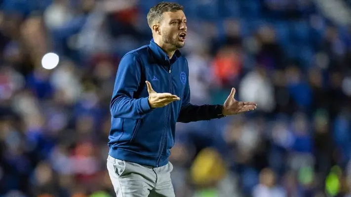Martín Anselmi manda mensaje a afición de Cruz Azul en su llegada a Madrid