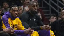 Bronny anota primeros puntos en la NBA bajo la mirada de LeBron en derrota de Lakers