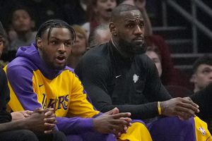 Bronny anota primeros puntos en la NBA bajo la mirada de LeBron en derrota de Lakers