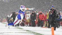 Josh Allen, el primer quarteback en anotar touchdown por tierra, por aire y como receptor