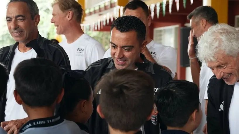 Leyendas del futbol internacional visitaron una primaria en Monterrey