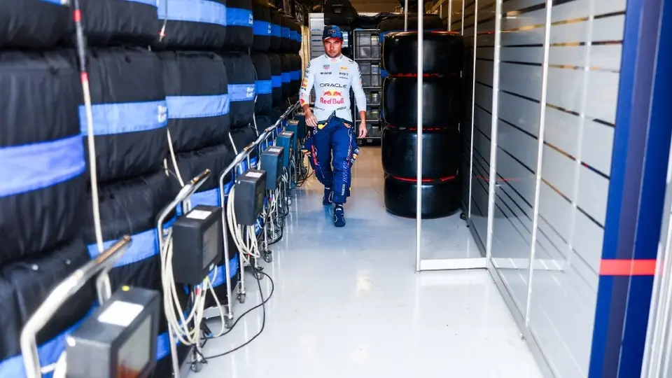 ¿Vestidor roto? Mecánicos de Red Bull se 'pelean' por culpa de Checo Pérez