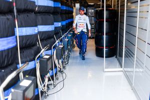 ¿Vestidor roto? Mecánicos de Red Bull se 'pelean' por culpa de Checo Pérez