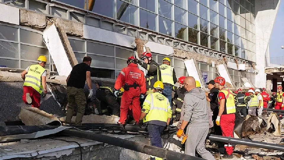 Colapsa techo de estación de tren en Serbia; reportan 14 personas fallecidas