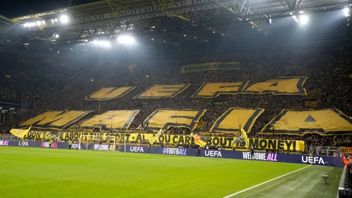 Aficionados de Borussia Dortmund repudian la nueva Champions League: "UEFA mafia"