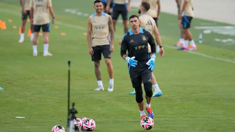 'Dibu' Martínez explota tras la derrota con Colombia y golpea una cámara