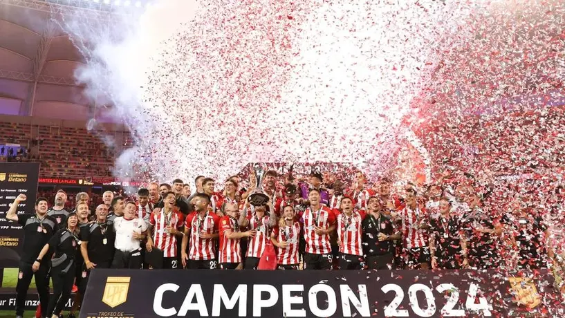 Estudiantes de La plata golea a Vélez y gana el trofeo Campeones 2024