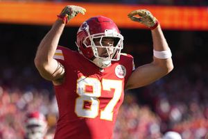 ¡Histórico! Travis Kelce se convierte en el tercer TE con más yardas aéreas