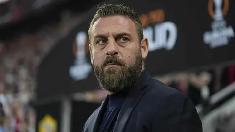 Renuncia la CEO de la Roma tras furia de hinchas por despido de Daniele De Rossi