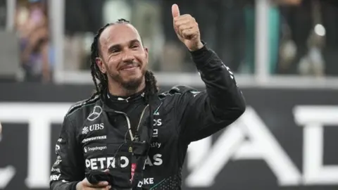 Lewis Hamilton enloquece a los fans de Ferrari con foto en redes sociales