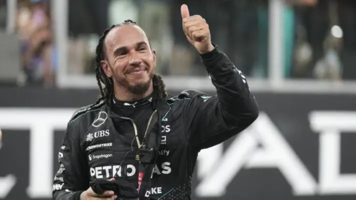 Lewis Hamilton enloquece a los fans de Ferrari con foto en redes sociales