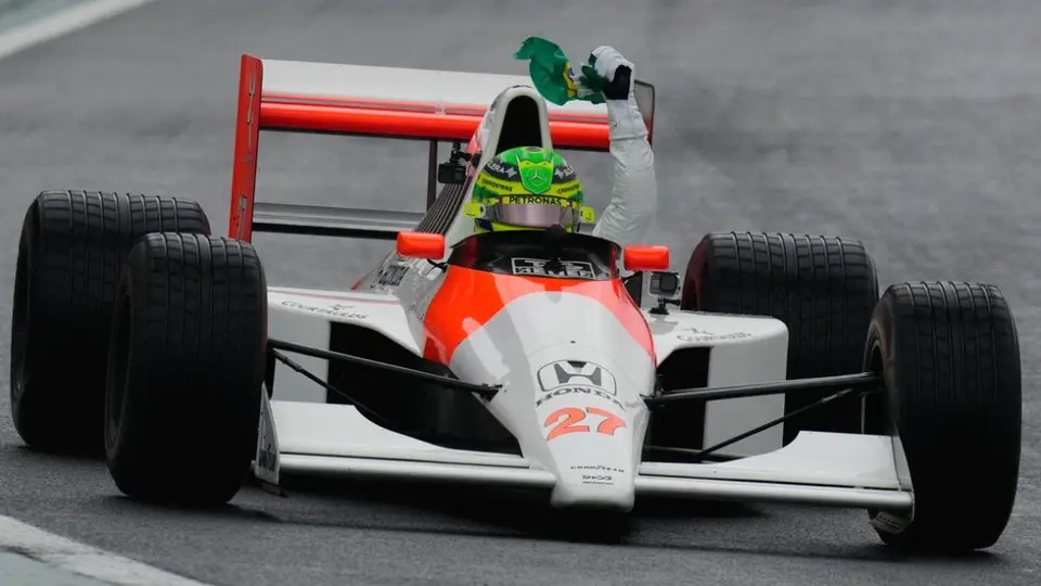 ¡Histórico! Lewis Hamilton se subió al auto de Ayrton Senna previo al GP de Brasil