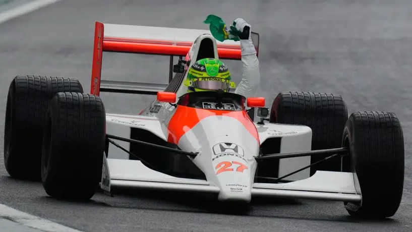 ¡Histórico! Lewis Hamilton se subió al auto de Ayrton Senna previo al GP de Brasil