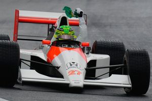 ¡Histórico! Lewis Hamilton se subió al auto de Ayrton Senna previo al GP de Brasil