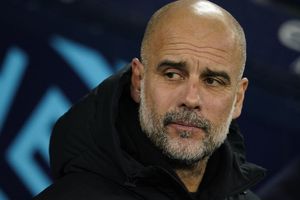 ¡Enloquecido! Pep Guardiola es interceptado por fan en la calle y así fue su reacción