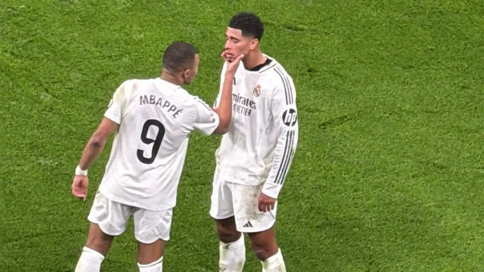 Mbappé revisa nariz de Bellingham en pleno partido: "Chequeo rápido del especialista"