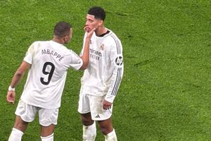 Mbappé revisa nariz de Bellingham en pleno partido: "Chequeo rápido del especialista"