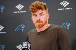 Andy Dalton de Panthers sufre accidente automovilístico