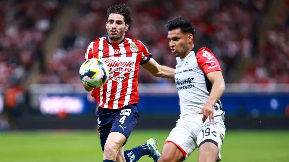 ¿Cuántas veces han estado Chivas y Atlas fuera de los Cuartos en los últimos 10 años?