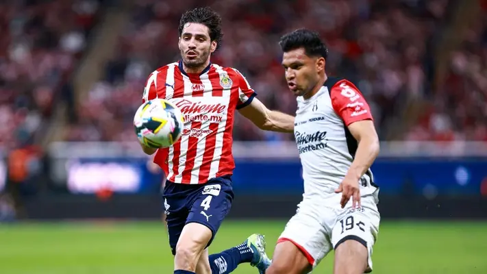 ¿Cuántas veces han estado Chivas y Atlas fuera de los Cuartos en los últimos 10 años?