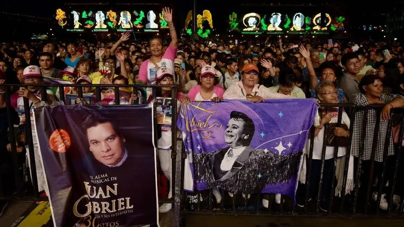 Así se vivió la proyección del concierto de Juan Gabriel "Mis 40 en Bellas Artes" en el Zócalo de la CDMX