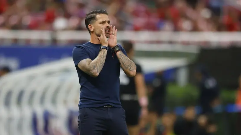 Afición de Chivas arrojó cerveza a Fernando Gago al final del Clásico Tapatío