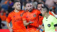 Héctor Herrera es expulsado tras escupir al árbitro en Playoffs de la MLS