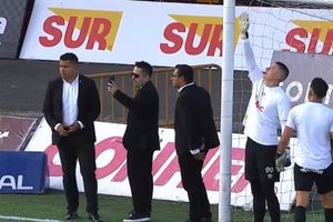 ¡Insólito! Final en Costa Rica se disputa con una portería más grande que otra