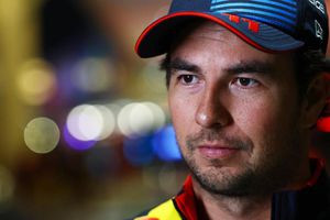 Jos Verstappen pide un "auto neutral" para que Checo Pérez recupere nivel en Red Bull