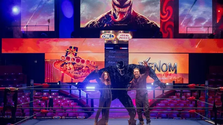 ¡Invaden el ring! Tom Hardy y ‘Venom’ se ‘infiltraron’ en la Arena México