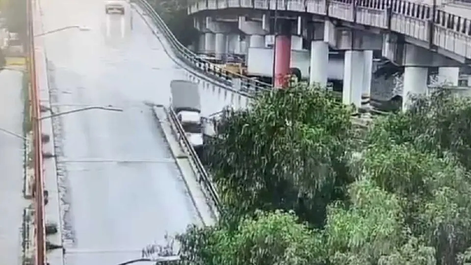 VIDEO: Camioneta cae desde puente vehicular en Tlalnepantla