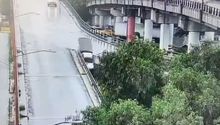 VIDEO: Camioneta cae desde puente vehicular en Tlalnepantla