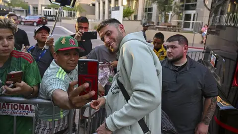 Santi Giménez hace broma a sus padres a su llegada a México